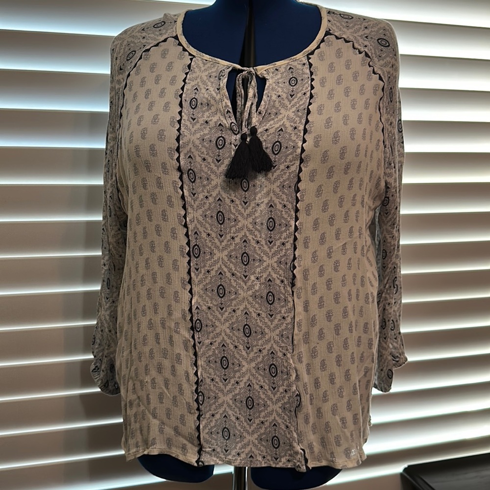Paisley pattern in navy and white, elastic sleeves